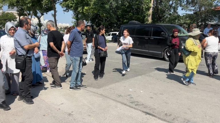 YKSden dikkat çeken manzaralar: Son anda yetişenler, gözyaşlarına boğulanlar En yaşlı aday 8. kez üniversite sınavına girdi