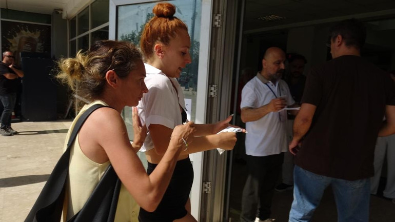 YKSden dikkat çeken manzaralar: Son anda yetişenler, gözyaşlarına boğulanlar En yaşlı aday 8. kez üniversite sınavına girdi