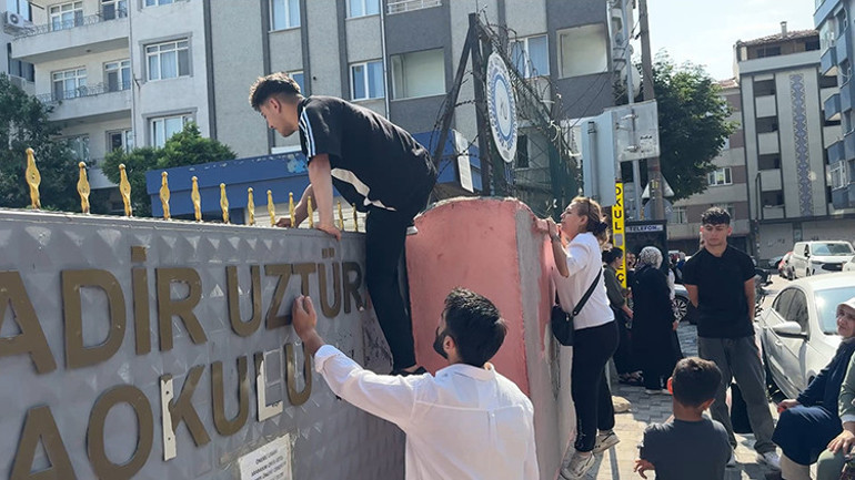 YKSden dikkat çeken manzaralar: Son anda yetişenler, gözyaşlarına boğulanlar En yaşlı aday 8. kez üniversite sınavına girdi