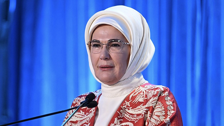 Emine Erdoğan, Ulusun Annesi sergisinin anı defterini imzaladı