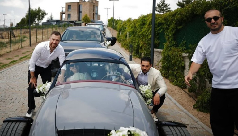 Sinan Engin’in kızı Elif Engin, Ahmet Ahlatcı’nın oğlu Ahmet Emin Ahlatcı ile evlendi