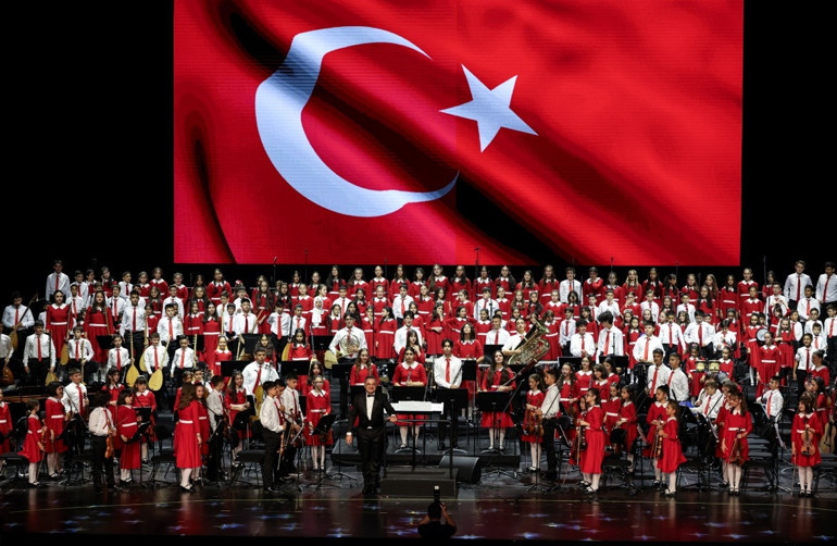 Cumhurbaşkanlığı Çocuk Orkestrası ve Korosu İstanbuldaki ilk konserini AKMde verdi