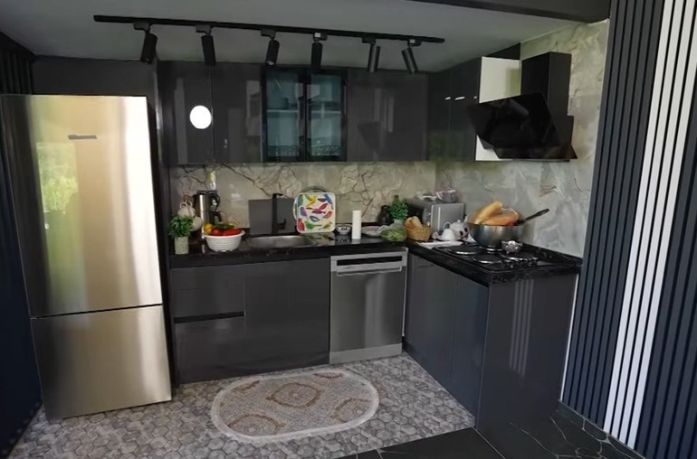 Ünlü model 2 katlı muhteşem dağ evinin kapılarını açtı