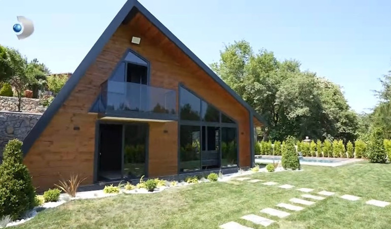 Ünlü model 2 katlı muhteşem dağ evinin kapılarını açtı