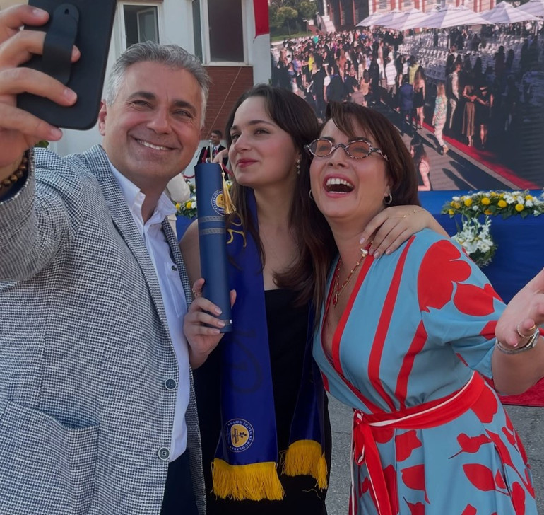 Ünlü oyuncunun kızı mezun oldu Üç dört kelimeyi yan yana getirip çılgınca alkışlandığınız günden bugüne