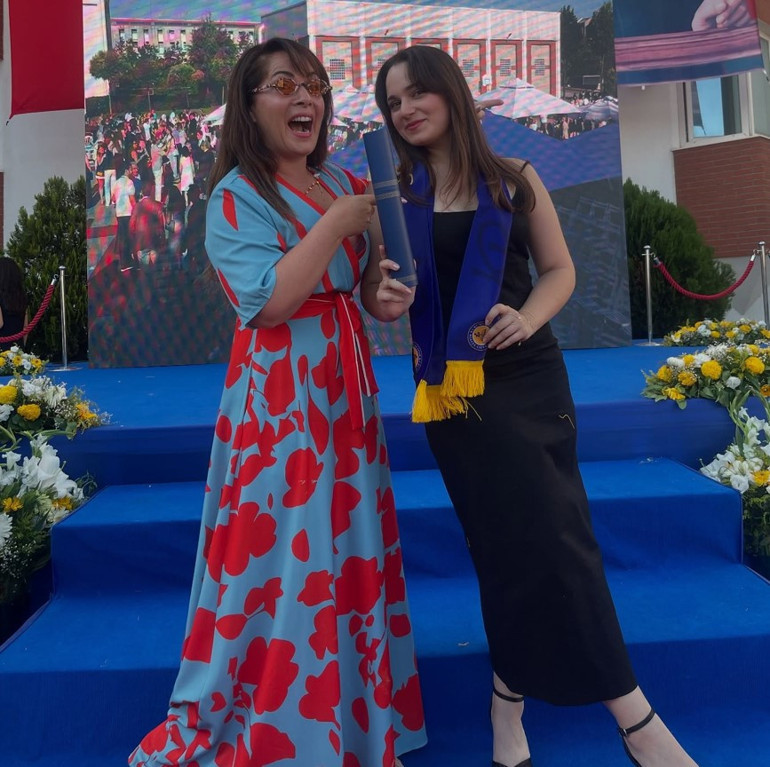 Ünlü oyuncunun kızı mezun oldu Üç dört kelimeyi yan yana getirip çılgınca alkışlandığınız günden bugüne