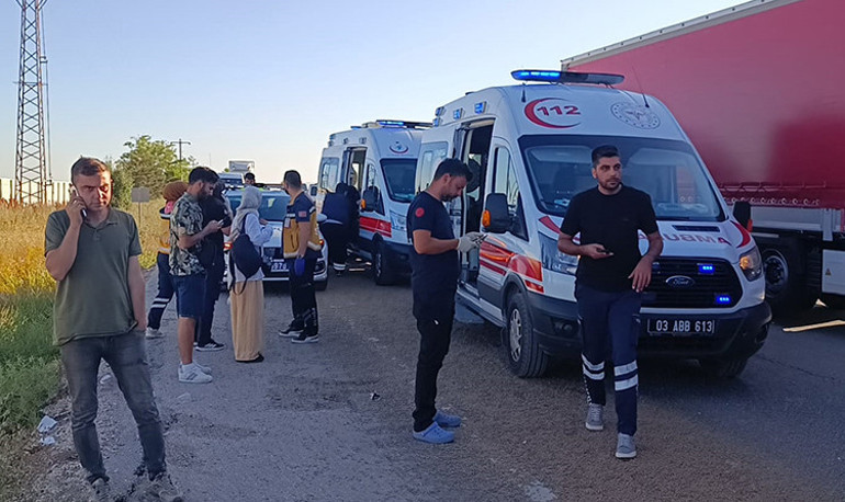 Afyonkarahisarda yolcu otobüsü TIRa çarptı: 9 kişi yaralandı