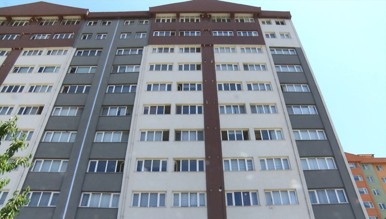 Uyuşturucu ticaretinden tutuklandı, evindeki derin dondurucuda bebek cesedi bulundu Bebeğin ölüm nedeni araştırılıyor
