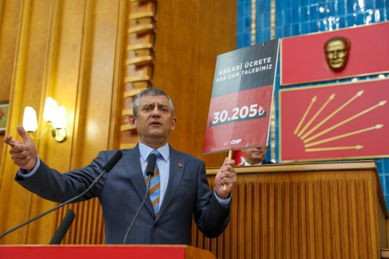 Muharrem İnce 4,5 yıl sonra tekrar CHPye katıldı... Özgür Özel: Ona rozet takamam