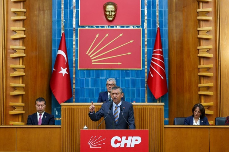 Muharrem İnce 4,5 yıl sonra tekrar CHPye katıldı... Özgür Özel: Ona rozet takamam