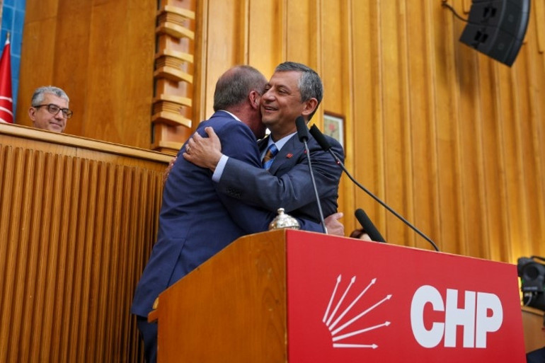 Muharrem İnce 4,5 yıl sonra tekrar CHPye katıldı... Özgür Özel: Ona rozet takamam