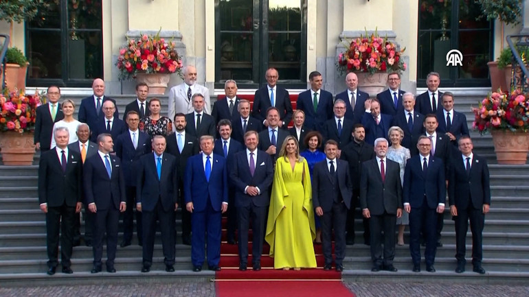 Cumhurbaşkanı Erdoğan, Laheyde... NATO Liderler Zirvesinde aile fotoğrafı