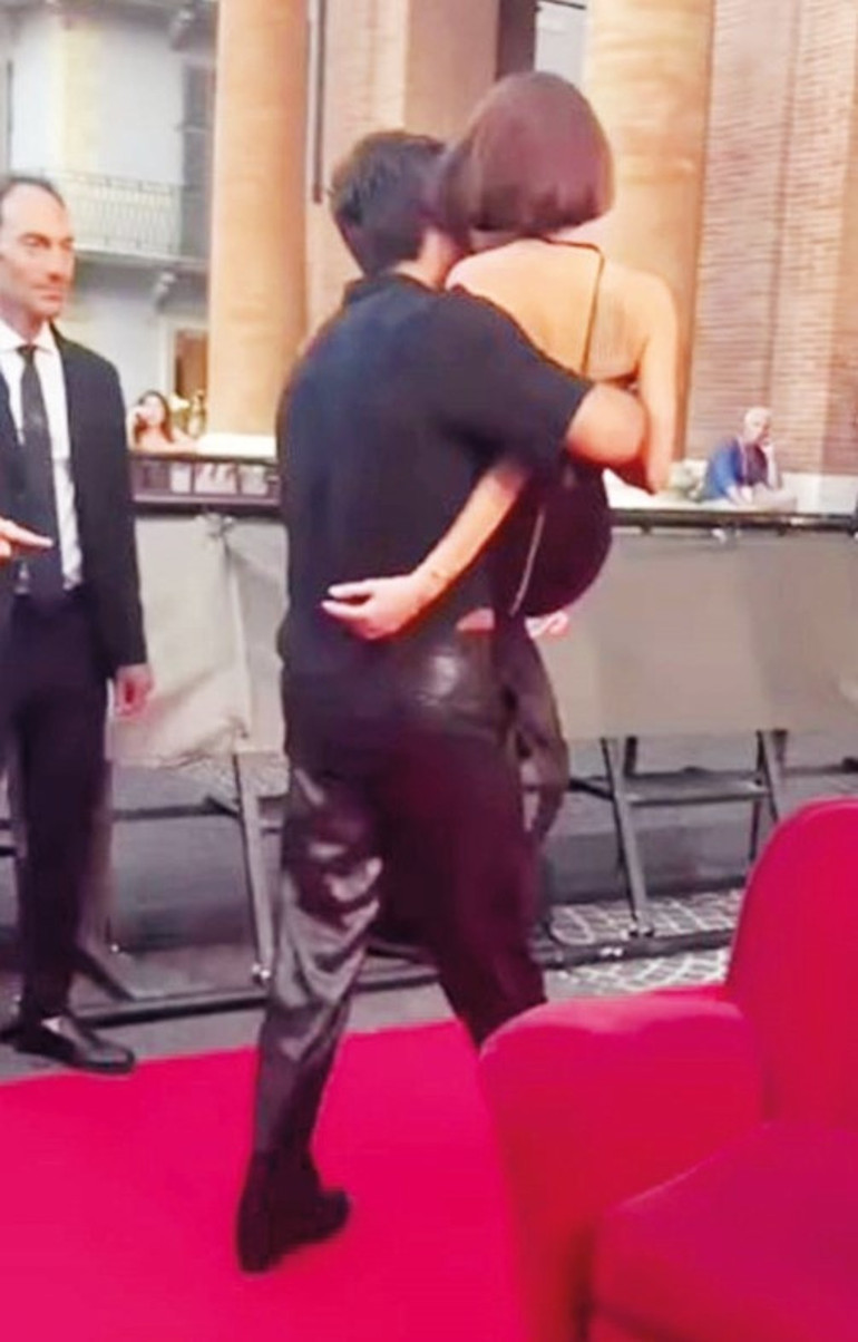 Can Yaman şov