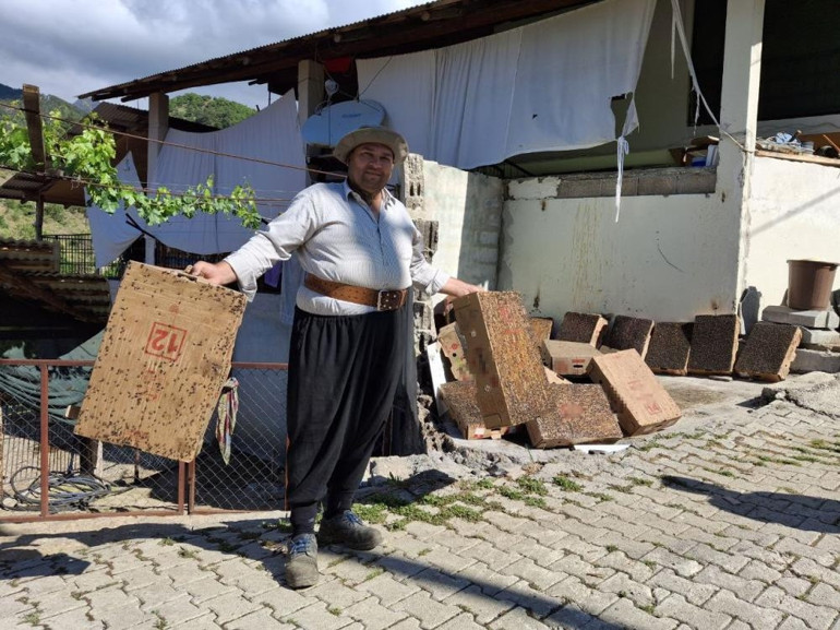 Adanalı vatandaş köy girişine yerleştirdi: 15 dakikada 4 karton doldu