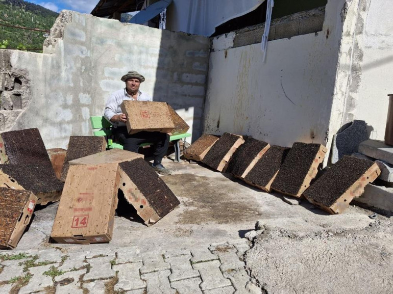 Adanalı vatandaş köy girişine yerleştirdi: 15 dakikada 4 karton doldu