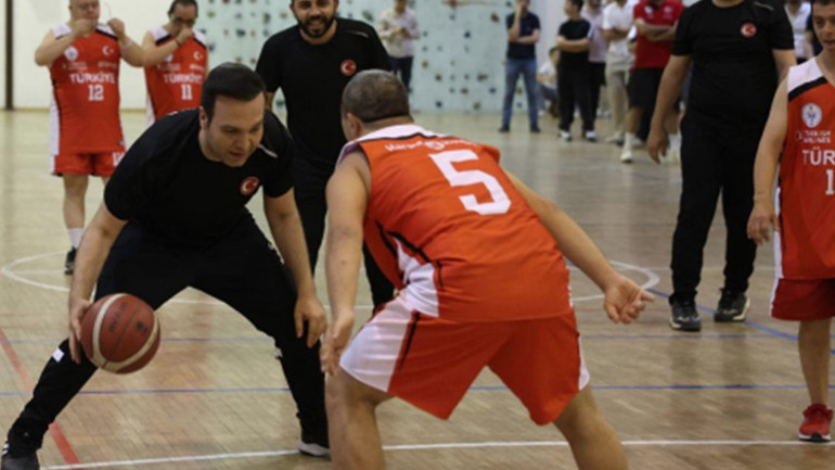 AK Parti Gençlik Kolları ile Down Sendromlular Basketbol Milli Takımı arasında anlamlı maç