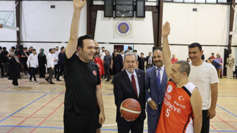 AK Parti Gençlik Kolları ile Down Sendromlular Basketbol Milli Takımı arasında anlamlı maç