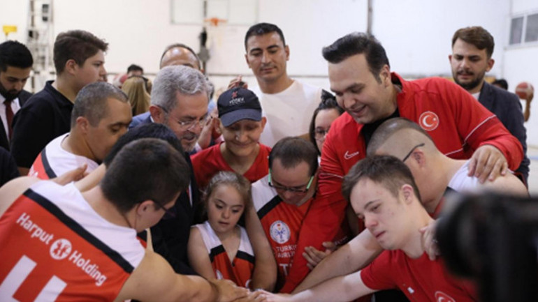 AK Parti Gençlik Kolları ile Down Sendromlular Basketbol Milli Takımı arasında anlamlı maç