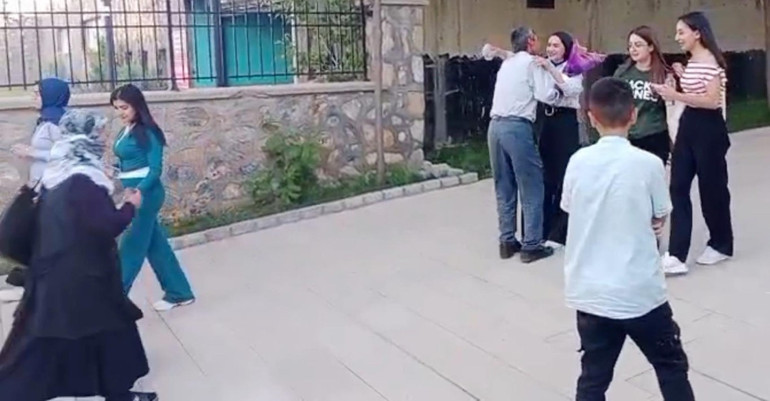 Türkiyenin gündemine oturmuştu: Kalpleri ısıtan görüntüdeki baba konuştu... O dakika sanki dünyalar benim oldu