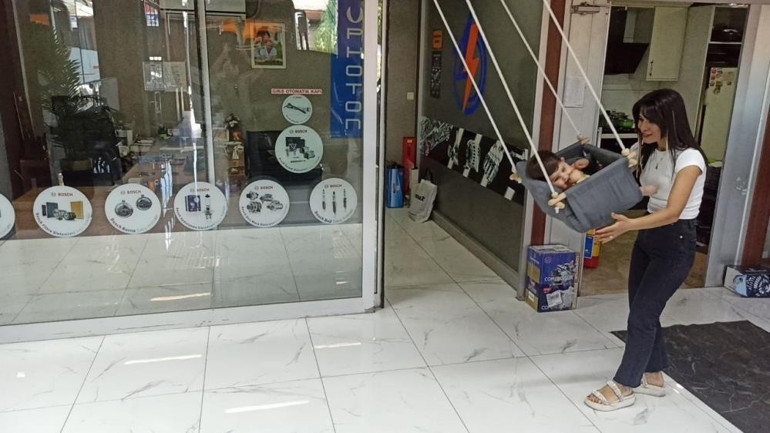 Hem araba tamir ediyor hem çocuğunu büyütüyor 13 yıldır çalışıyor