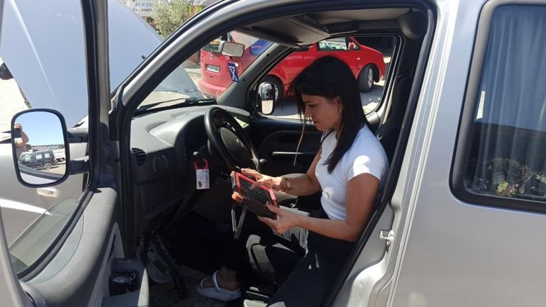 Hem araba tamir ediyor hem çocuğunu büyütüyor 13 yıldır çalışıyor