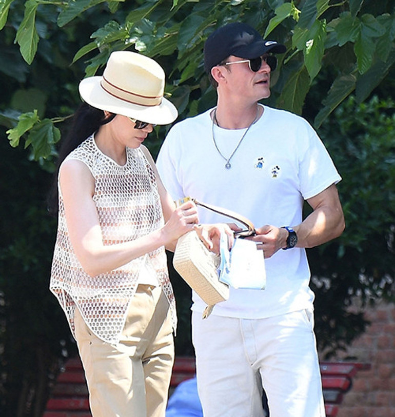 Nişanlısından daha yeni ayrılmıştı... Herkes boynu bükük bir aşık görmeyi beklerken çapkınlık günlerine döndü... Düğünde sıcak dakikalar