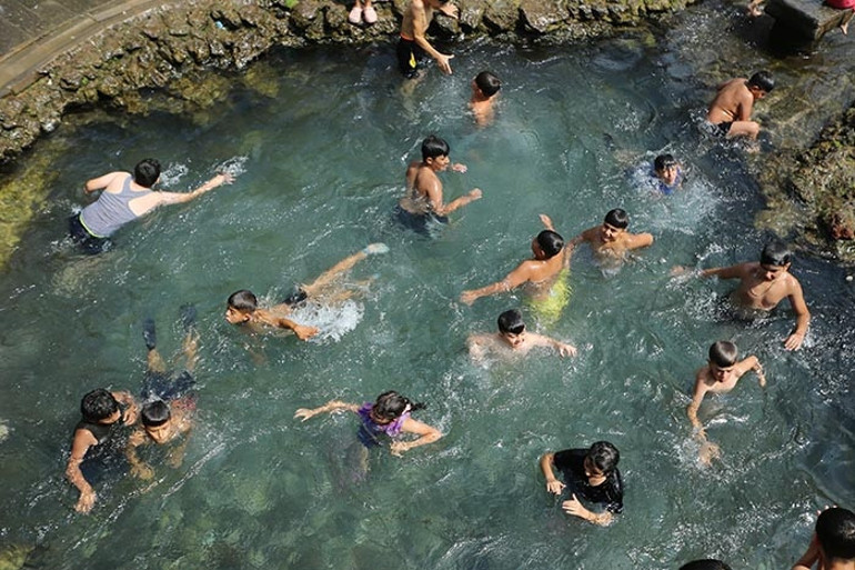 Kentte hava sıcaklığı 42 dereceye ulaştı Vatandaş soluğu süs havuzunda aldı