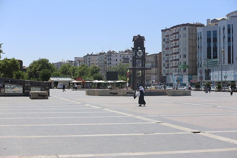 Kentte hava sıcaklığı 42 dereceye ulaştı Vatandaş soluğu süs havuzunda aldı