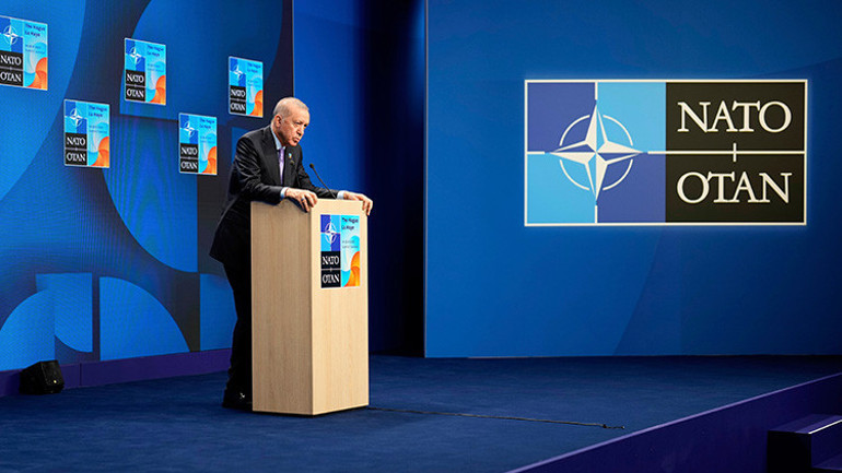 NATO Zirvesinde dikkat çeken anlar Uzmanlar CNN Türke yorumladı