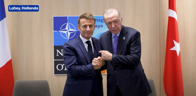NATO Zirvesinde dikkat çeken anlar Uzmanlar CNN Türke yorumladı