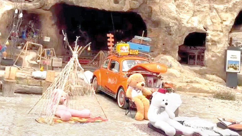 Frigler böyle eziyet görmedi: 3 bin yıllık kaya mezar kafe oldu