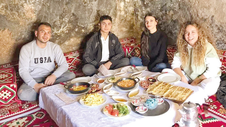 Frigler böyle eziyet görmedi: 3 bin yıllık kaya mezar kafe oldu