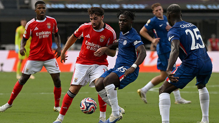 Kerem Aktürkoğlu ve Orkun Kökçü’nün oynadığı Benfica Chelsea maçı 4 saat 33 dakika sürdü İşte ertelenen ve sonra oynatılan maçta yaşananlar