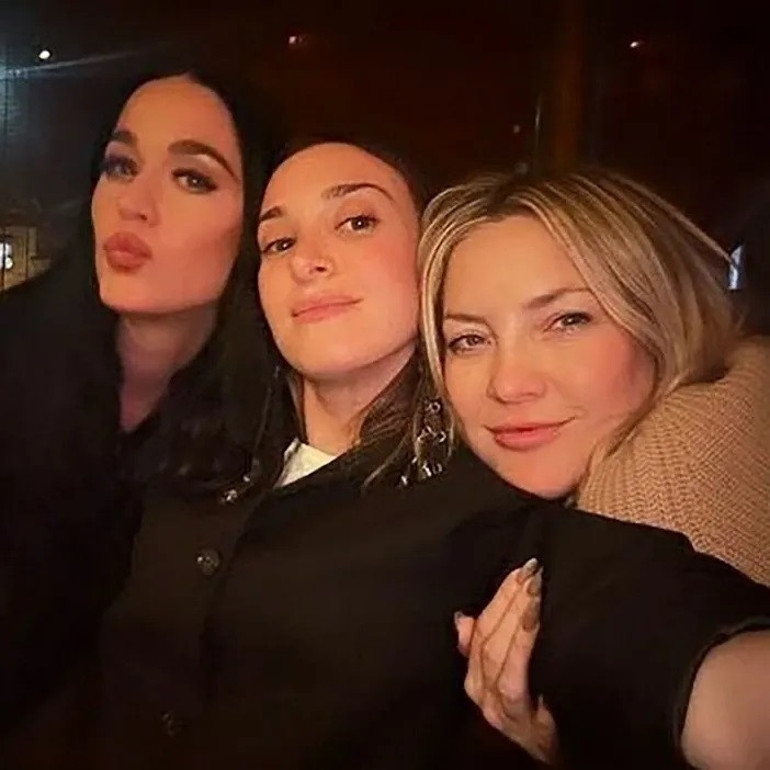 Büyük aşkı ihanet mi bitirdi Adeta kalbine bir hançer sapladı... Ayrıldığı nişanlısının arkadaşıyla yakalandı