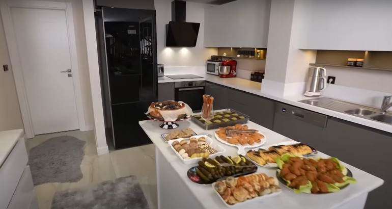 Ünlü model 2 katlı muhteşem dağ evinin kapılarını açtı