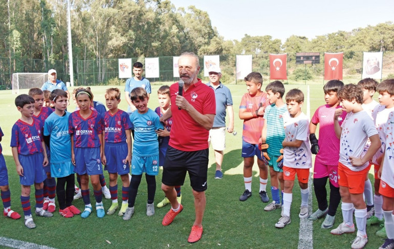 Köyceğiz’de halı saha açtı