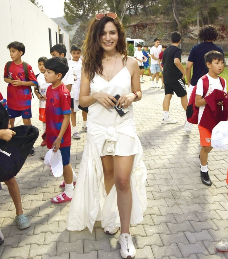 Köyceğiz’de halı saha açtı