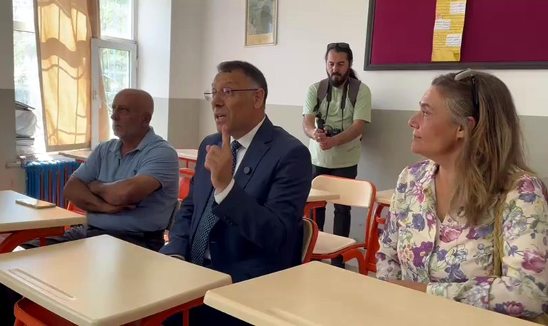 Rektör Gürel köy okulunda öğretmeniyle buluştu