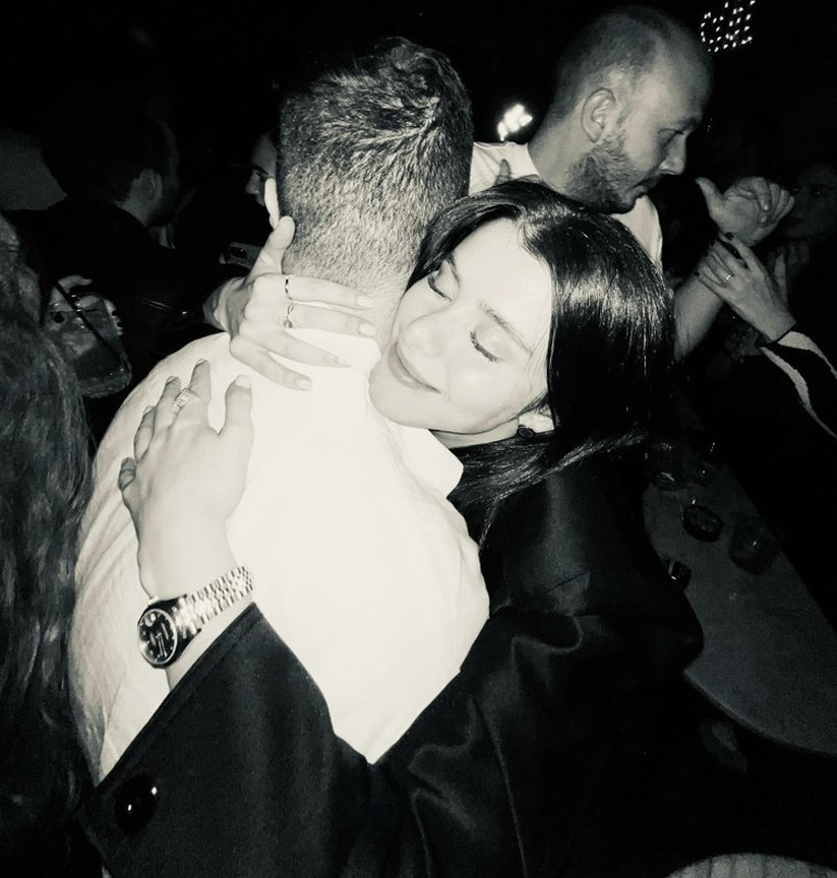 Ünlü çiftten romantik kutlama... 2 yıl seninle