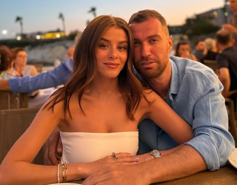 Ünlü çiftten romantik kutlama... 2 yıl seninle