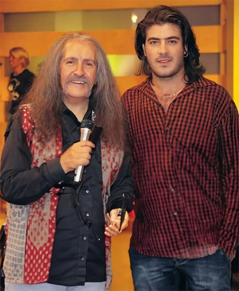 Kar beyaz bir ölüm onu yaz sıcağında hayattan kopardı... Eski fotoğraflarında hala gülümsüyor... Talihsiz şarkıcı hep 23 yaşında kaldı