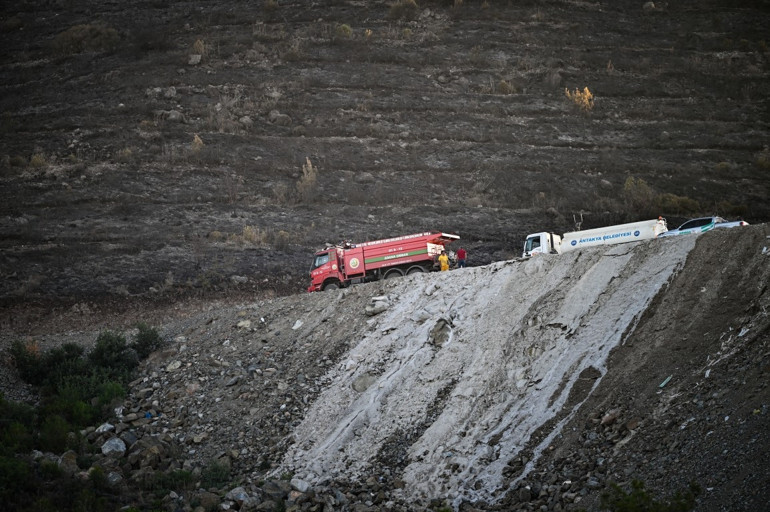 Son dakika | Orman yangınlarında son durum: Alevler İzmirin Çeşme ilçesini sardı 3 mahalle boşaltıldı