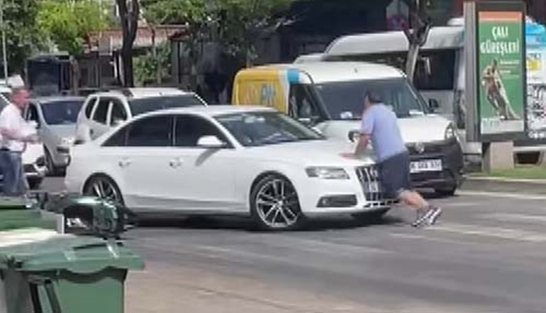 Bursada yol kavgası Otomobilini üzerine sürdüğü motosikletli silecekleri kırdı O anlar kamerada...