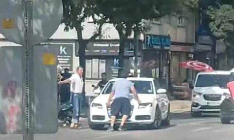 Bursada yol kavgası Otomobilini üzerine sürdüğü motosikletli silecekleri kırdı O anlar kamerada...