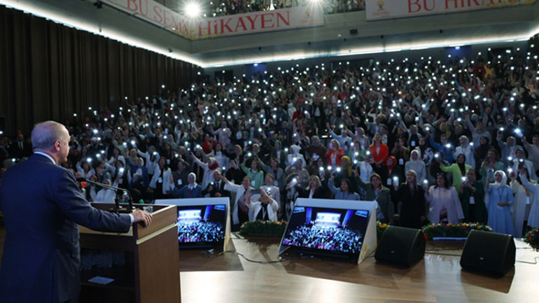 Cumhurbaşkanı Erdoğandan Özgür Özele çok sert karikatür tepkisi: Müptezellere avukatlık yaptı