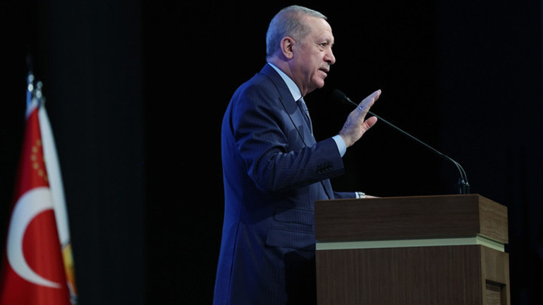 Cumhurbaşkanı Erdoğandan Özgür Özele çok sert karikatür tepkisi: Müptezellere avukatlık yaptı