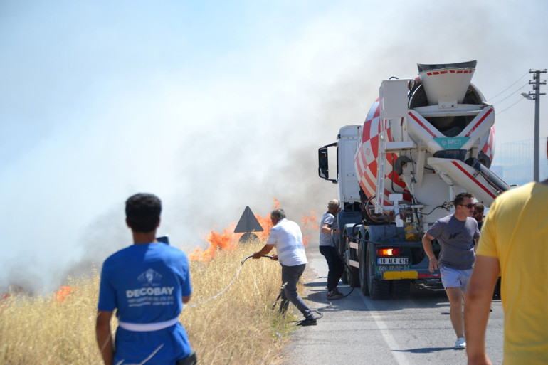 Son dakika | Orman yangınlarında son durum: Alevler İzmirin Çeşme ilçesini sardı 3 mahalle boşaltıldı