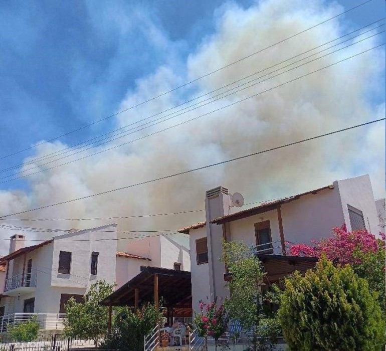 Son dakika | Orman yangınlarında son durum: Alevler İzmirin Çeşme ilçesini sardı 3 mahalle boşaltıldı