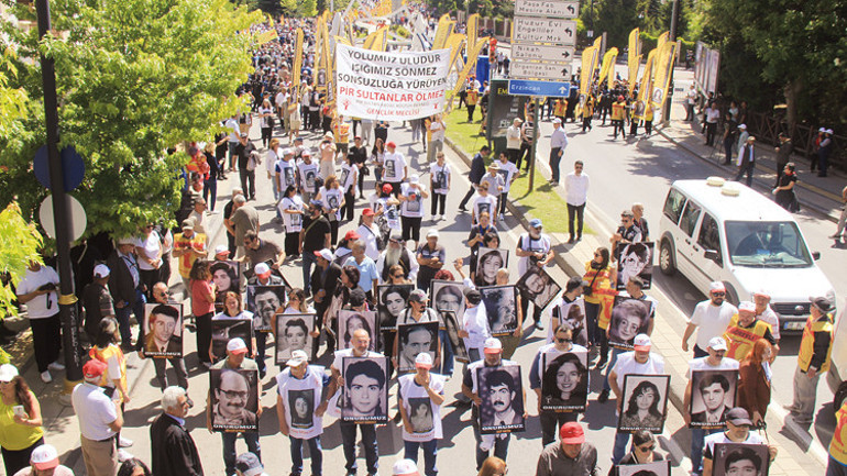 Madımak’ın acısı dinmiyor: 32. yıl karanfili