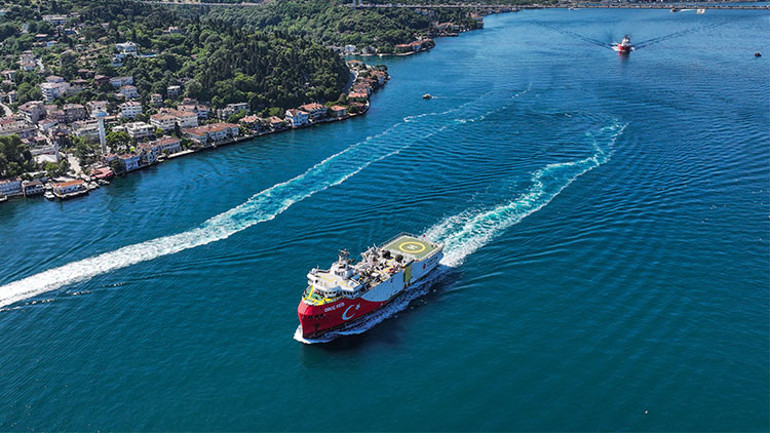 Oruç Reis Gemisi İstanbul Boğazı’nda